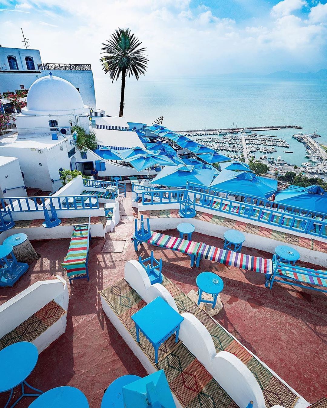 Retrip News Retrip チュニジア こちらはチュニジアの首都チュニスから約キロほど離れた美しい街 シディ ブ サイド です 青と白が印象的なこの街はチュニ Wacoca