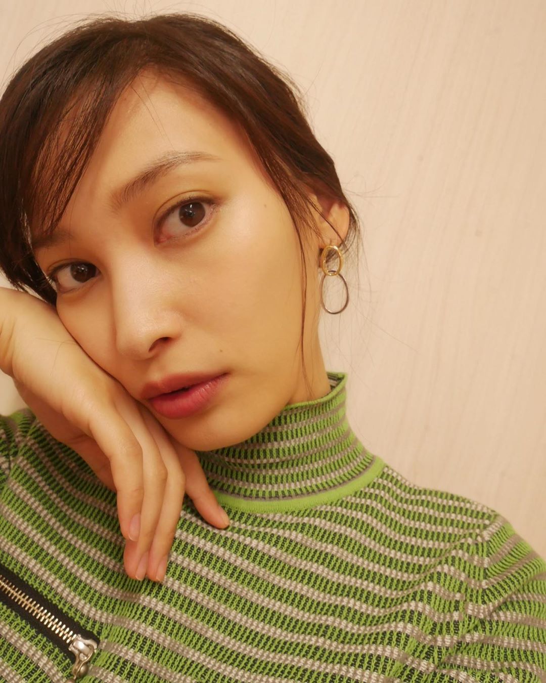 大政絢 sakura_hairmaike_artist メイク threecosmetics の新色アイシャドーを使ってメイクをして