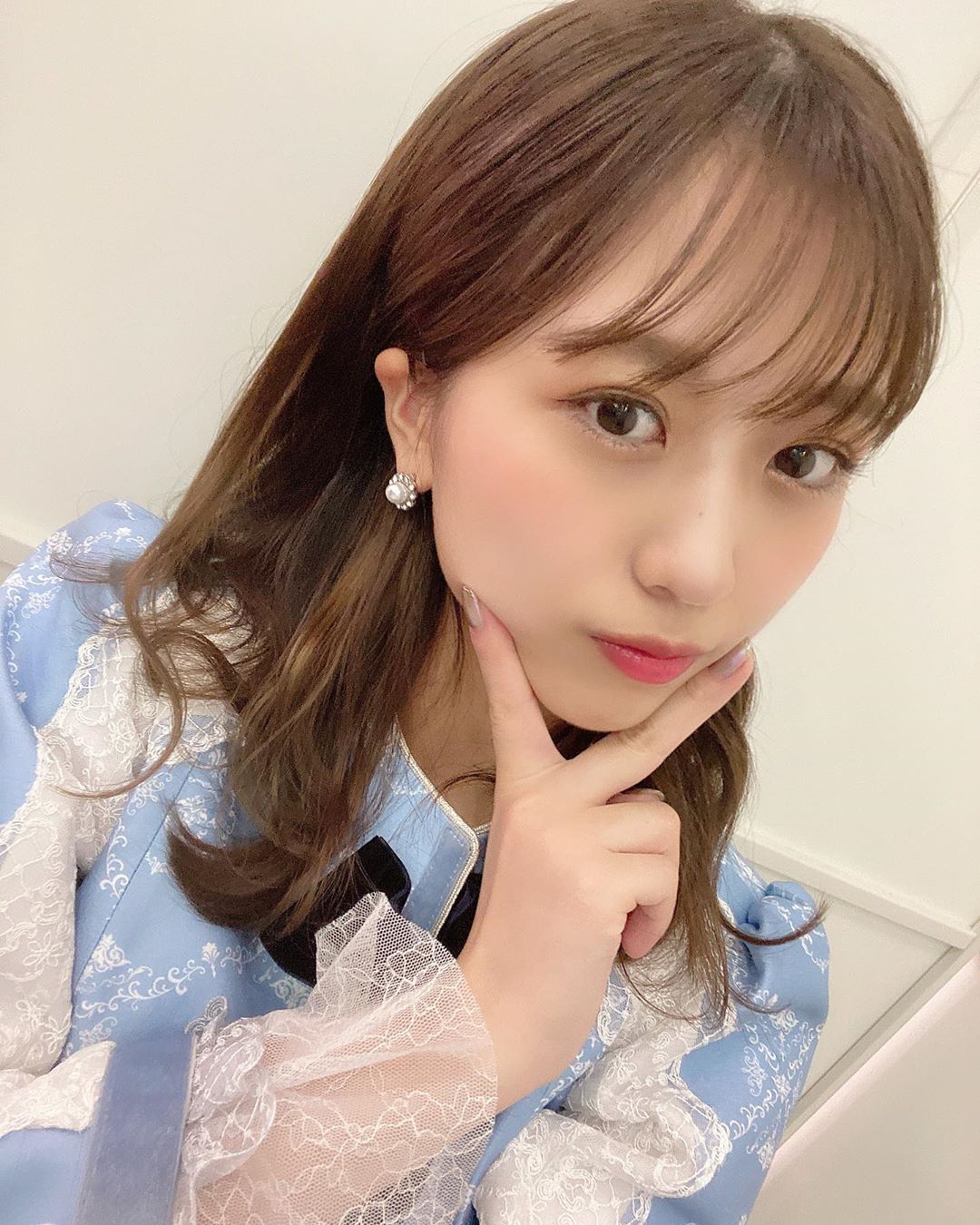 篠崎彩奈 _ 前髪きってからはじめてakbの衣装着た〜 なんだか幼い？清楚っぽい？笑 そしてやっぱり衣装が可愛いです