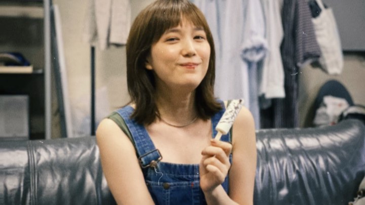 本田翼 個人的には油麺にアレンジして食べるのもかなり美味です ウマ辛いため牛乳片手にみんなも是非 チャルメラ宮崎辛麺 アイスの投稿はこの撮影の合間の出来事て Wacoca Japan People Life Style