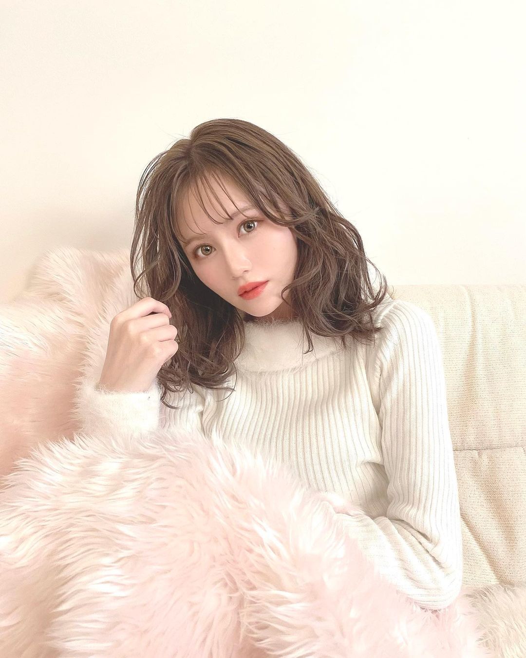 込山榛香 髪色を暗めにしました 最近撮影が多いので 急いで美容院に モカグレージュ って色にしてもらったんだけど 冬っぽい色ですこ Wacoca Japan People Life Style