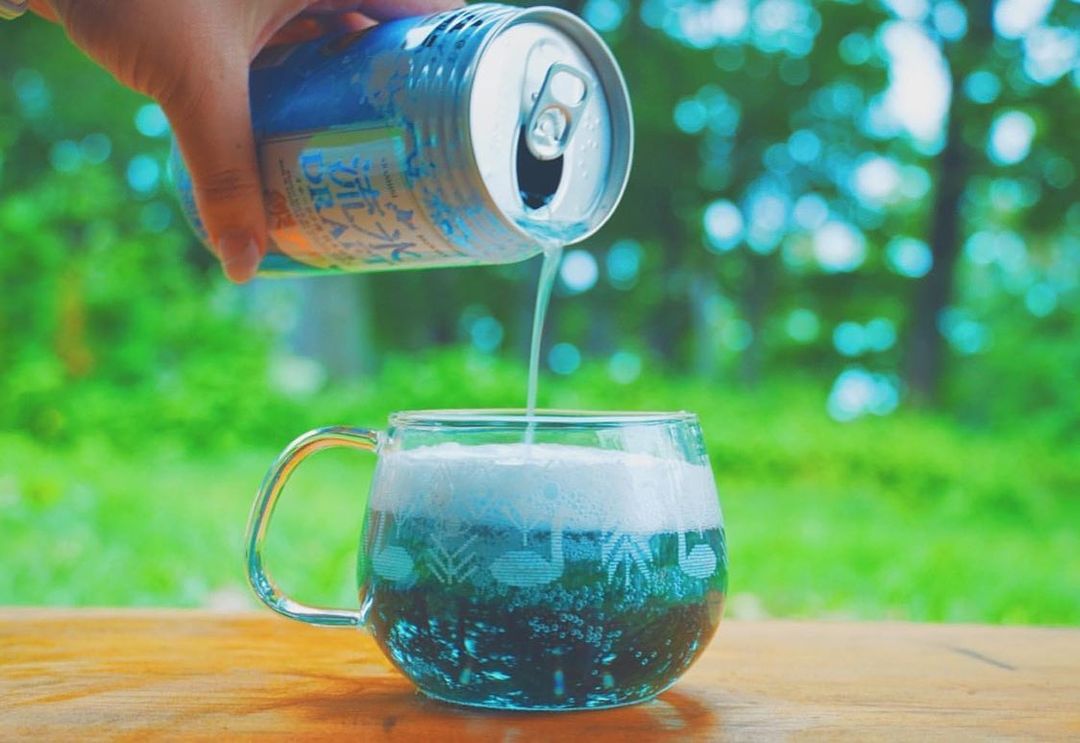 Camphack 不思議な青い飲み物の正体は 北海道 網走のクラフトビール 流氷draft 青い色はクチナシの天然色素だそうですよ From Camp Hack Wacoca Japan People Life Style