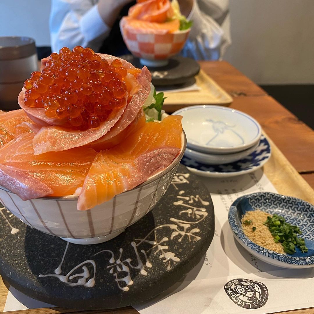 Retrip Hokkaido Retrip 海鮮丼 今回ご紹介するのは 札幌 北区にある シハチ鮮魚店 こちらのお店では 見た目も華やかな海鮮丼 のランチが人気です 味の変化としてゴマ Wacoca Japan People Life Style