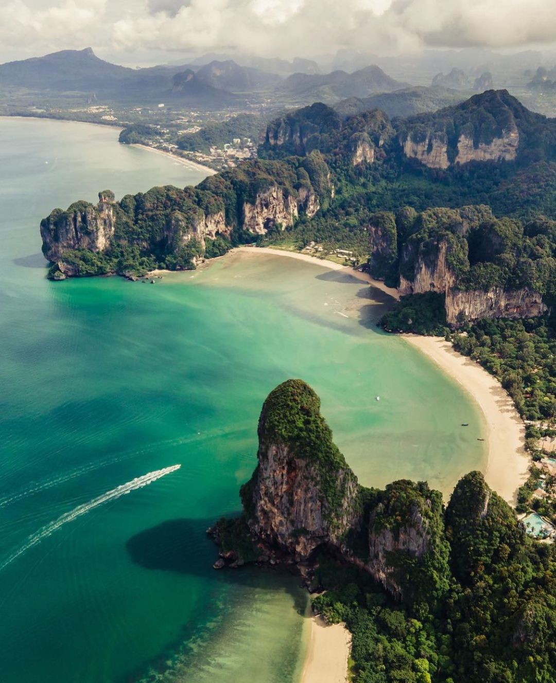 Retrip Global Retrip タイ タイの秘境リゾート ライレイビーチ はボートでしか行けない特別なビーチです エメラルドグリーンの海と 石灰岩が突き抜けた岩がタイの海を象 Wacoca Japan People Life Style