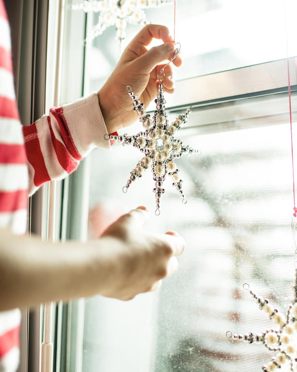 ELLEDECORJAPAN 【DECORATION IDEAS】クリスマス気分を高めるために、窓辺をデコレーション！窓の内側と外側、両方