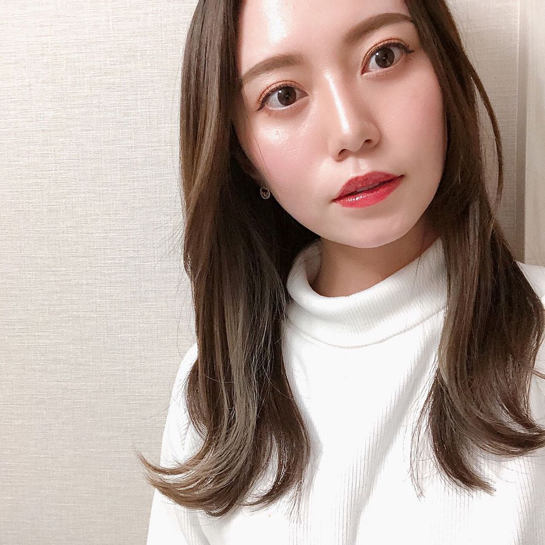 村田莉 おはようございます 先日髪の毛を染めましてね ベースは安定の暗めで もみあげ部分 耳周辺 あたりに少しだけインナーカラーを入れました 普段はパッと見わからない Wacoca Japan People Life Style