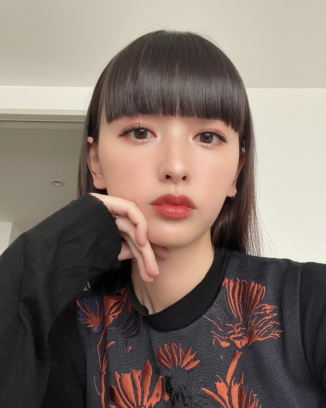 鈴木えみ 最近メイクちょっと変えたの ハイライトにハマって色んなところを光らせてる チークは日焼けっぽく鼻の上を通って横長に 前髪も短めに切って アイロンは毛先を避 Wacoca Japan People Life Style