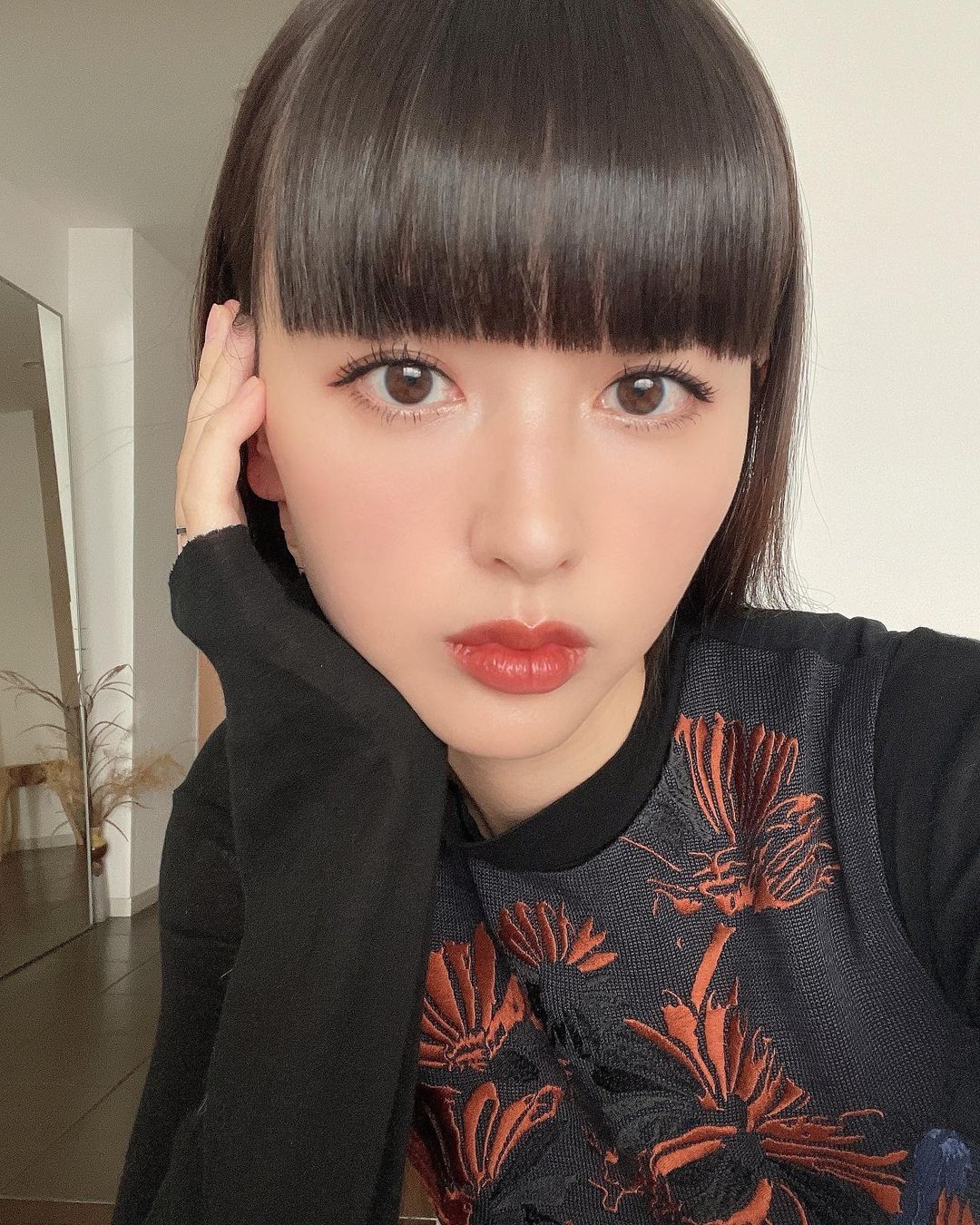鈴木えみ 最近メイクちょっと変えたの。 ハイライトにハマって色んなところを光らせてる チークは日焼けっぽく鼻の上を通って横長に。 前髪も