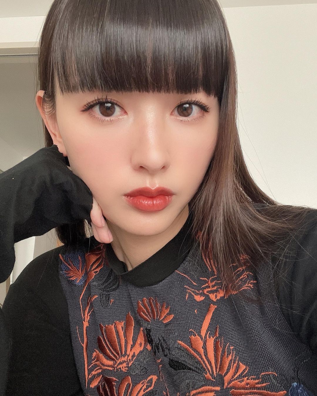 鈴木えみ 最近メイクちょっと変えたの。 ハイライトにハマって色んなところを光らせてる チークは日焼けっぽく鼻の上を通って横長に。 前髪も