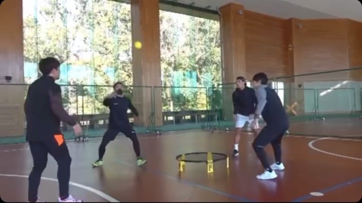 槙野智章 皆は知っているか スパイクボールという競技を ルールは2vs2で手でネットに向けて打つ 3回までチームで触る事が出来る ただそれだけな Wacoca Japan People Life Style