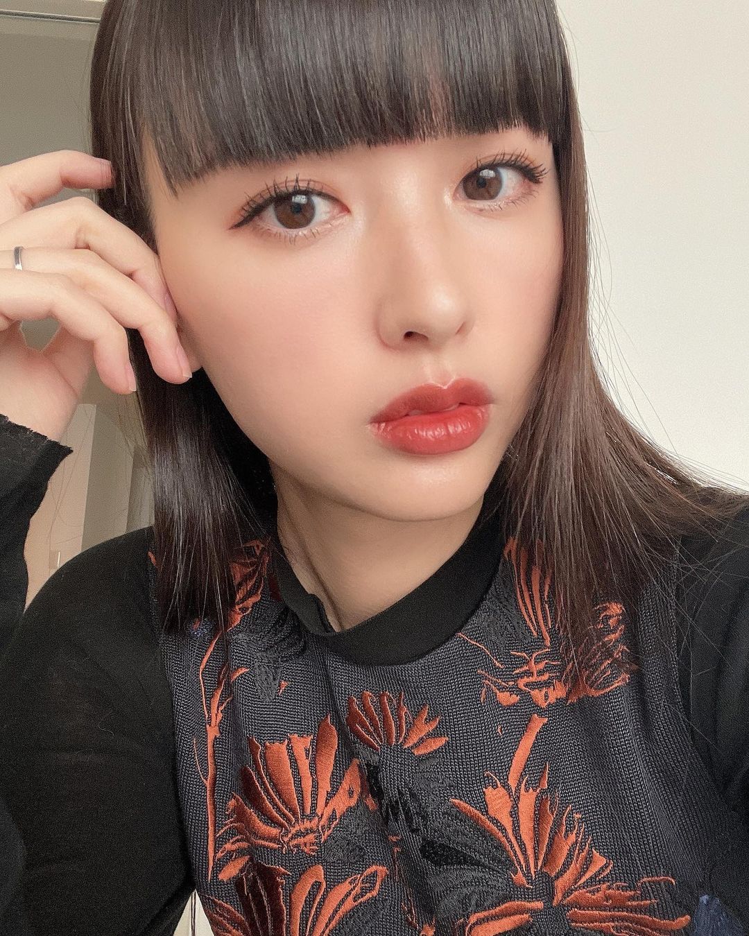 鈴木えみ 最近メイクちょっと変えたの。 ハイライトにハマって色んなところを光らせてる チークは日焼けっぽく鼻の上を通って横長に。 前髪も