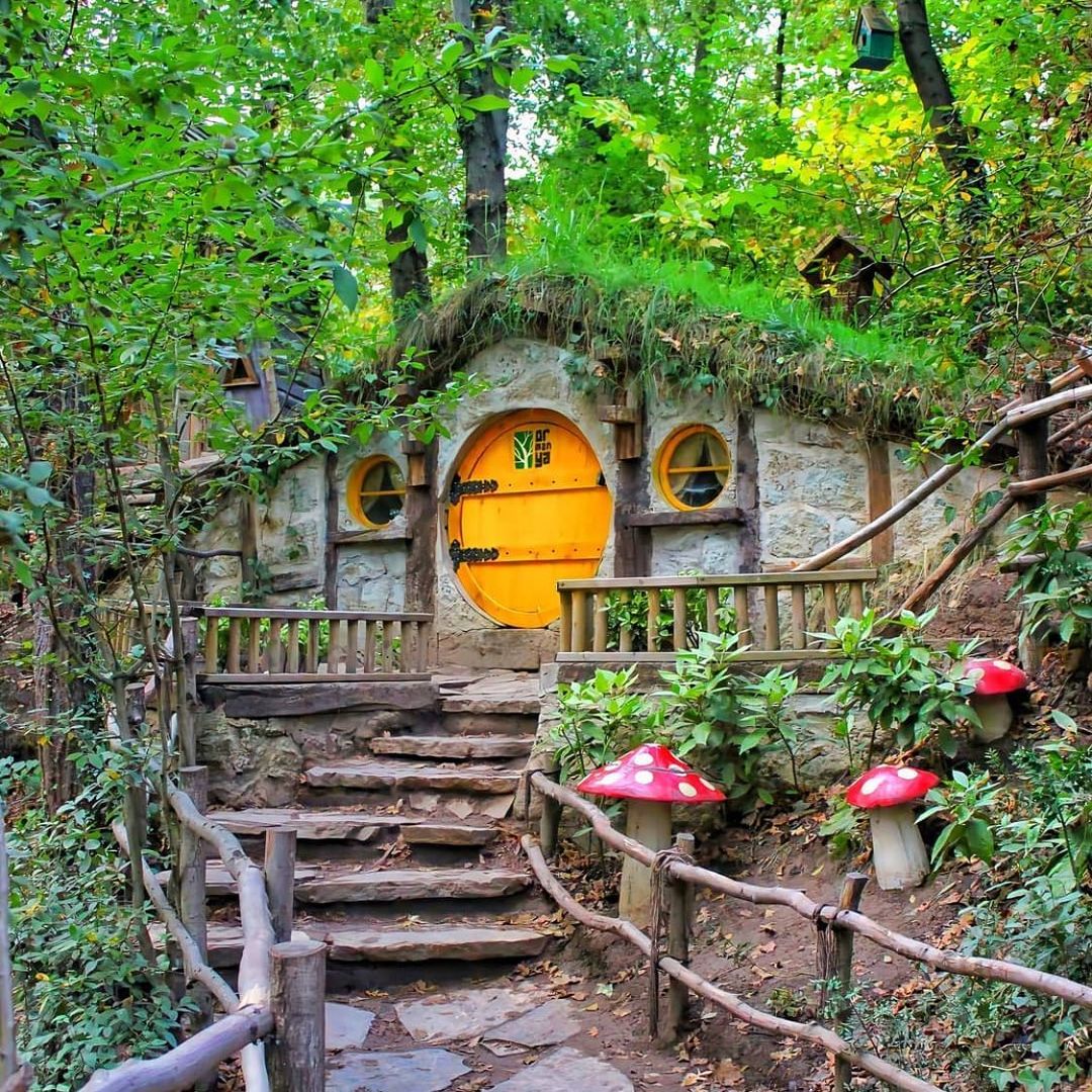 Retrip Global Retrip トルコ トルコの公園 Ormanya は妖精の森と呼ばれています なぜなら公園内にはホビットハウスと呼ばれる可愛らしい家がいくつも並び まるで Wacoca Japan People Life Style