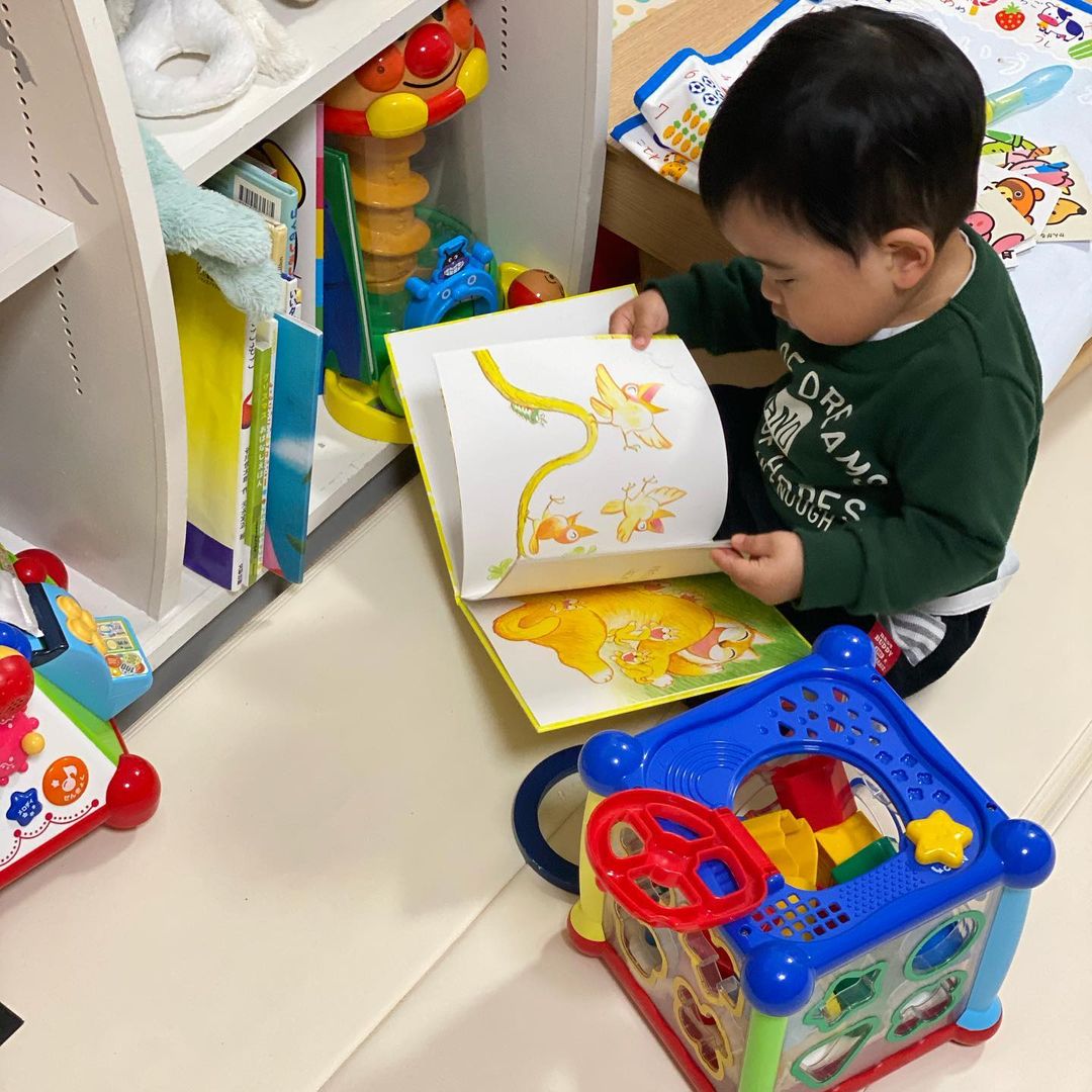 伊藤春香 はあちゅう 体よじ登ったり 上に乗ってくるの 可愛い 1歳男の子 絵本 子供部屋 赤ちゃんスペース 1歳男の子ママ ママライフ 育児 日常風景 Wacoca Japan People Life Style 伊藤春香 はあちゅう 体よじ登ったり 上に乗ってくるの 可愛い 1歳男の子 絵本 子供部屋 赤ちゃんスペース 1歳男の子ママ ママライフ 育児 日常風景 Wacoca Japan People Life Style