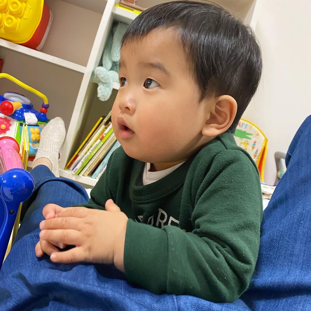 伊藤春香 はあちゅう 体よじ登ったり 上に乗ってくるの 可愛い 1歳男の子 絵本 子供部屋 赤ちゃんスペース 1歳男の子ママ ママライフ 育児 日常風景 Wacoca Japan People Life Style 伊藤春香 はあちゅう 体よじ登ったり 上に乗ってくるの 可愛い 1歳男の子 絵本 子供部屋 赤ちゃんスペース 1歳男の子ママ ママライフ 育児 日常風景 Wacoca Japan People Life Style