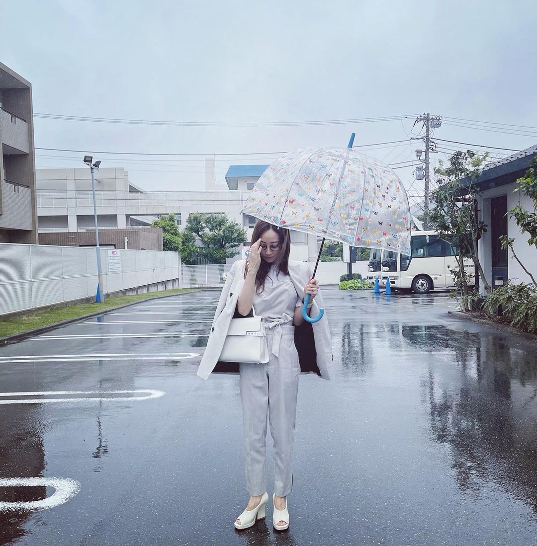 神崎恵 雨の日は嫌いじゃないけど 月曜日は晴れてほしいな なんとなく 気分だけでも晴れるよう傘に蝶をとばした日 今週も 頑張っていこ 仕事の合間に待ち合わせした Wacoca Japan People Life Style