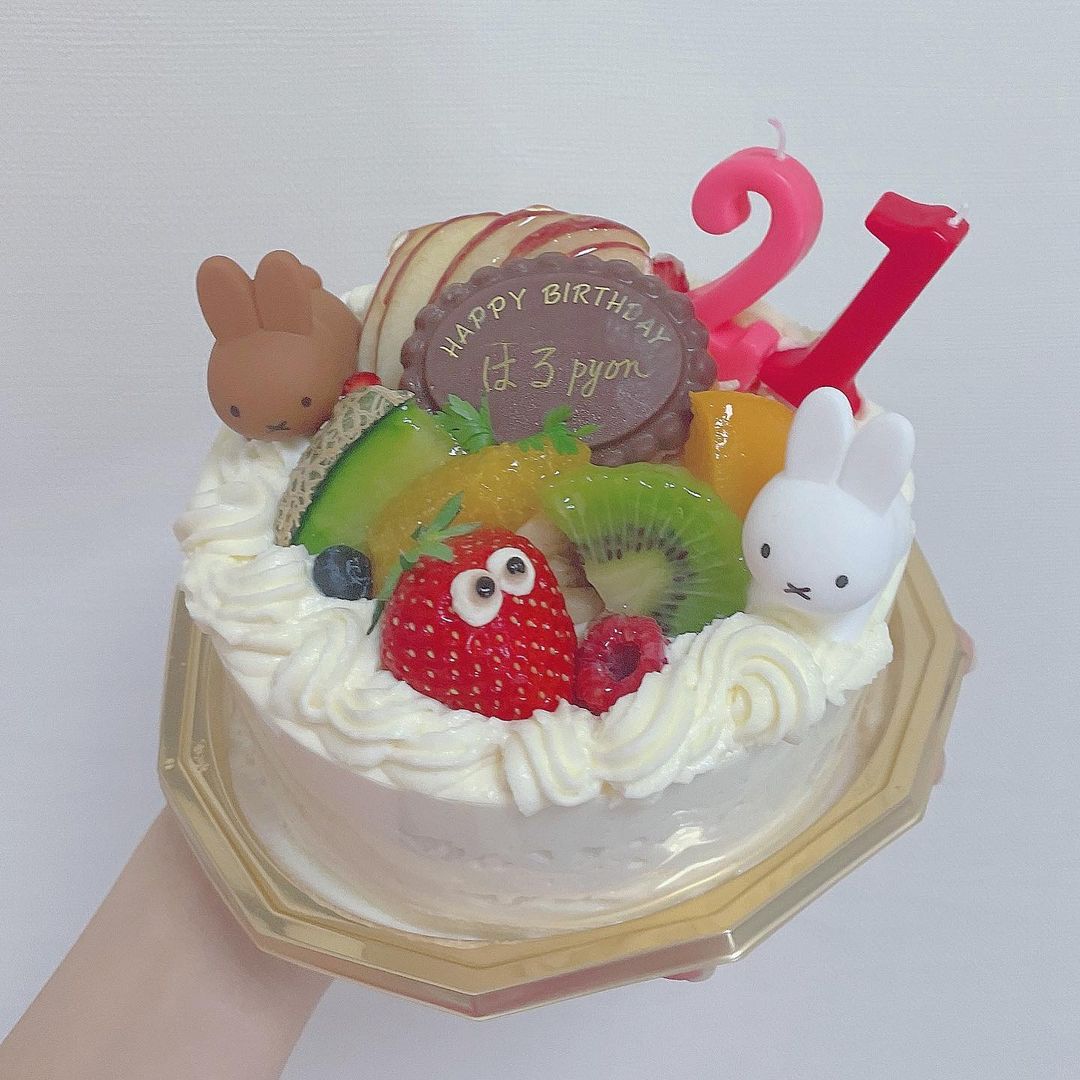 橋本陽菜 21歳のバースデーケーキ ケーキの上にはまめちゃんこむぎくんも フルーツたくさんのケーキです 配信中に長い間私の部屋にいてもらったから クリーム溶けちゃ Wacoca Japan People Life Style