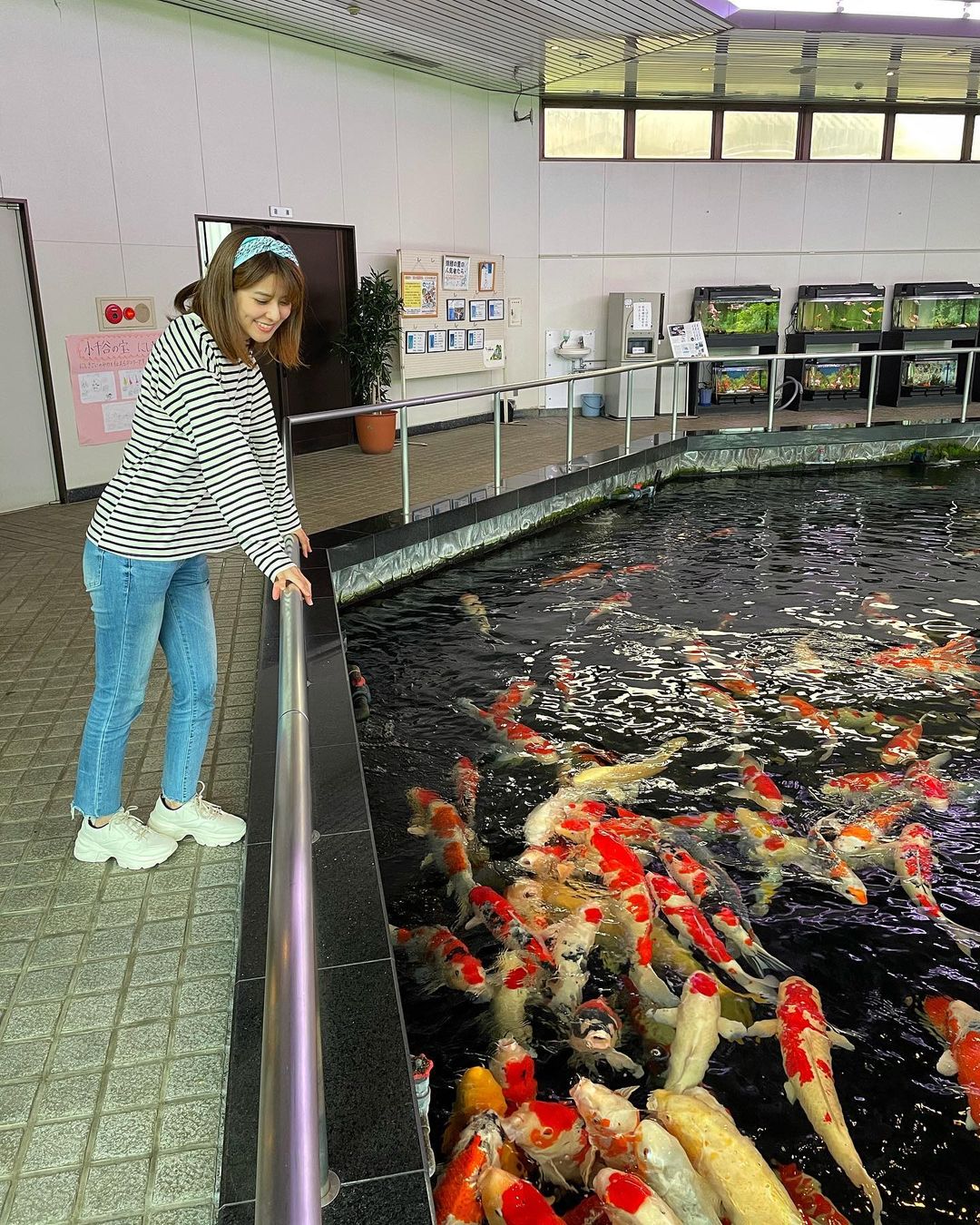藤井美菜 新潟の小千谷市にある錦鯉の里で鯉の餌やり体験 니가타 오지야시에 있는 니시키고이노사토에서 잉어친구들에게 밥 주기 Nishikigoi No S Wacoca Japan People Life Style 藤井美菜 新潟の小千谷市にある錦鯉の里で鯉の餌やり体験 니가타 오지야시에 있는 니시키고이노사토에서 잉어친구들에게 밥 주기 Nishikigoi No S Wacoca Japan People Life Style