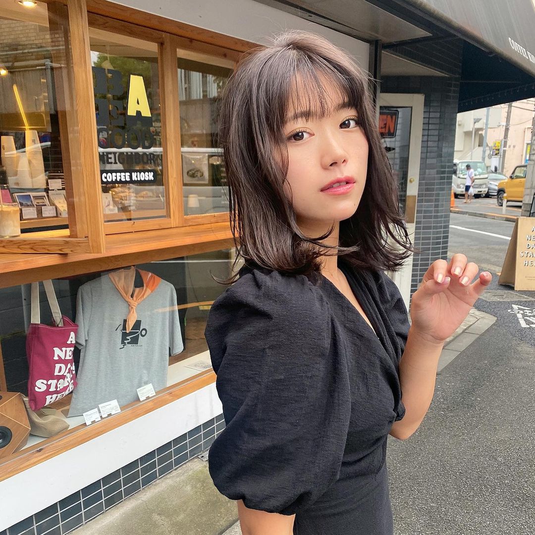 山内鈴蘭 髪切ったった イメチェンっ ずっと髪伸ばしてたんだけど 雰囲気変えたくなって 落ち着いたカラーにレイヤーを多めに 巻き方次第でふわっとして可愛い 雰 Wacoca Japan People Life Style
