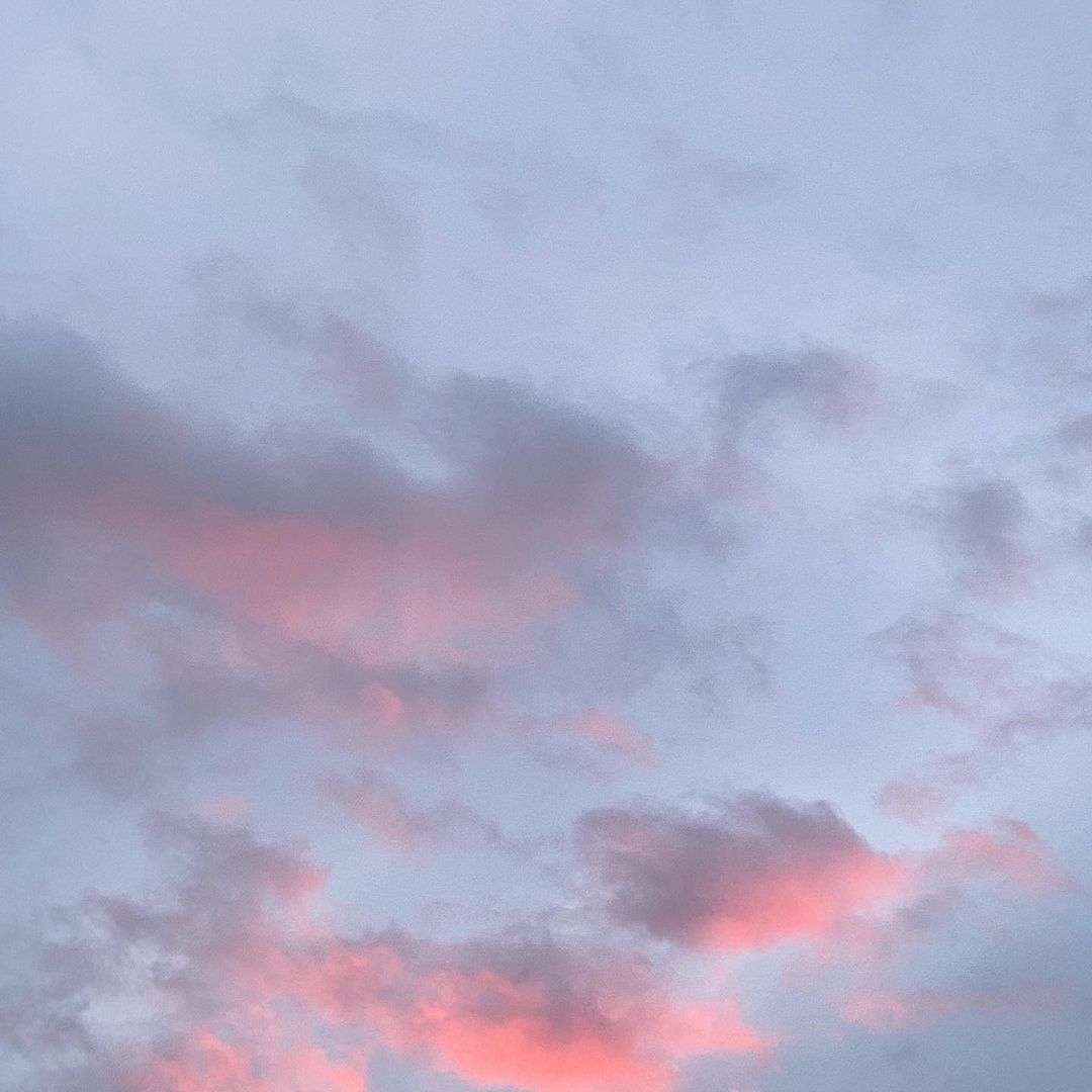 稲場愛香 今日も1日お疲れ様でした 大好きなピンクの空 というか雲 ピンクってやっぱりかわいいなぁって 最近はお洋服とかも ピンクの物が欲しくな Wacoca Japan People Life Style