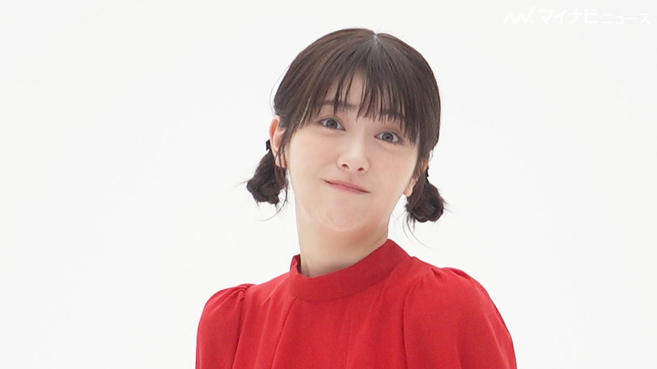 浜辺美波、メイキングのカメラを見つけ可愛い変顔を披露！レトロな髪型と赤いワンピースで登場 「デンヨー株式会社」新CM＆メイキング映像公開